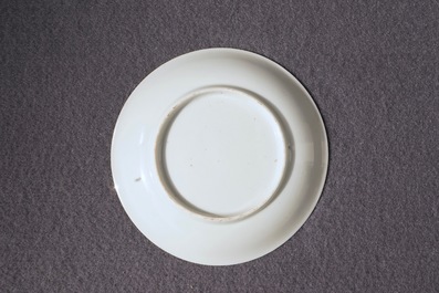 Une tasse et soucoupe en porcelaine de Chine rouge de fer, grisaille, dor&eacute; et bleu, Yongzheng